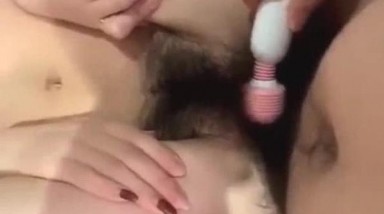 真实操小女友系列 爽不爽宝贝 啊啊 不爽 还要拿振动棒一起搞她 毛旺就是骚难满足