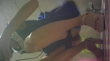 KTV女厕偷拍 蓝色长裙少妇漂亮的一线馒头B