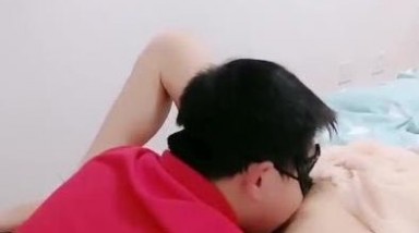 精彩剧情演绎姐姐不在家姐夫看淫片欲火浑身强上小姨子呻吟超大超刺激