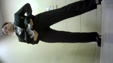 商场厕所偷拍 大长腿美女职员 腿夹的挺紧 人美B也美