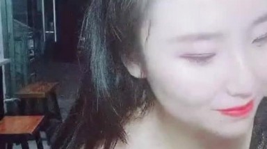 外卖店偷偷直播 风韵老板娘，店内成了淫乱之地，骚水喷了一床，店门口撩起裙子，露出两片白花花的屁股，自慰过瘾哦！