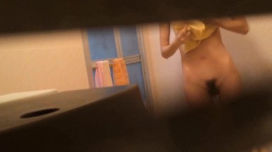 兽性大发白天踩好点晚上悄悄溜到窗边隔窗偸拍漂亮小表妹洗香香发育的不错嘛奶子圆圆的阴毛旺盛