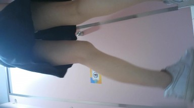 奶茶店女厕背面欣赏气质优雅白领丽人 红嫩的圆形穴洞真想插进去