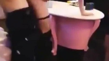 淫乱KTV系列 妹子你唱的越嗨 哥哥在后面操的越猛 妹妹实在是受不了了 最后拔枪怒射