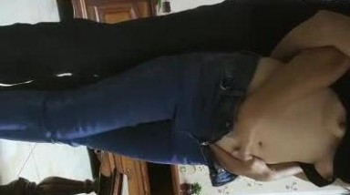 清纯少妇致命诱惑操良家，扒掉牛仔裤揉捏屁股，倒立69姿势口交，镜头前抬起腿，扶柜子抽插猛操