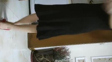 【清纯少妇致命诱惑】，30岁良家小少妇偷拍，一袭黑裙，红色高跟鞋，居家性爱，苗条肤白，倒立口交必备项目