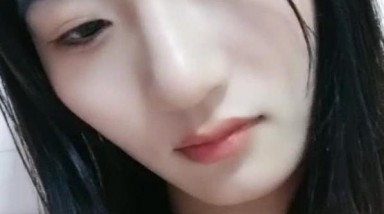 清纯甜美刚播贫乳嫩妹和炮友大秀，特写舔屌活比较生疏，第一视角抽插多毛骚穴，没插几下流出白浆特写