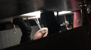 大神潜入酒店女厕 洞中偷窥漂亮的黑丝美女 人美B更美