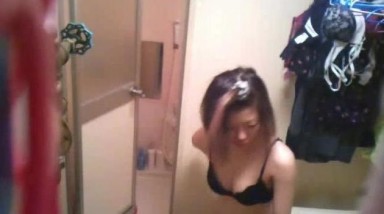 变态义父在家中浴室装针孔摄像头偸拍身材苗条的干女儿日常换内衣和洗澡