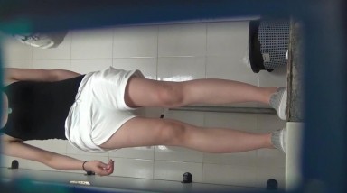 女厕偷拍穿着白色短裤的小嫩妹 没想到B毛这么旺盛