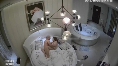 做生意的秃驴四眼男家外偸情良家漂亮小少妇嫌弃他喝酒有味不让碰结果霸王硬上弓干爽之后就老实配合了