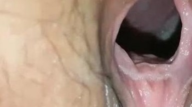 操开母狗骚逼，高清晰观看 阴道和宫颈内部 ，最后吃精液