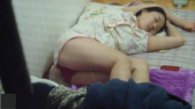 爬窗偷窥女生合租房里的小秘密