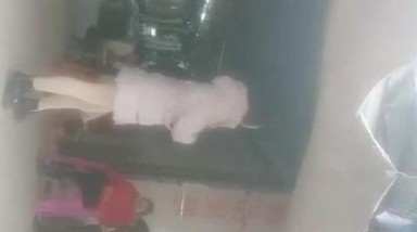 站街女探花骚白寻花小巷口守了半天100块整了个92年小少妇去出租屋吃快餐