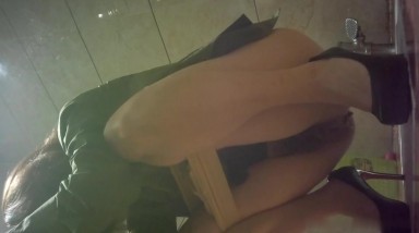 KTV女厕偷拍长的有点像关晓彤的高跟美女 便秘拉不出来很难受