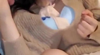 这是我看过最娇羞的美女 还玩3P 腿夹的紧紧的 小手攥的紧紧的 连鸡鸡都不敢摸不敢看