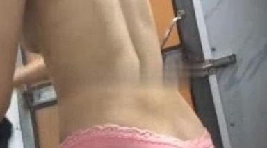 房东浴室偷窥身材不错的租房苗条白领小姐姐洗澡用换下来的衣服擦干身子