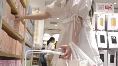 国内某商场跟随抄底白裙子漂亮美眉 小内内都到屁沟了 毛毛都跑出来了 高清原档