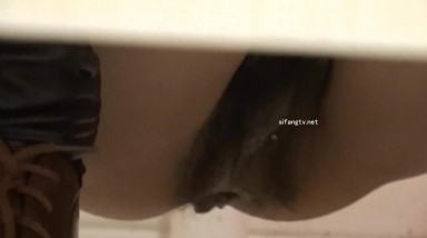 商场女厕全景偷拍 风衣皮裤美熟女