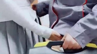 对白精彩有趣的新婚少妇勾搭空调维修工摸几下逼逼奶子就出奶水穿着开裆丝袜做爱