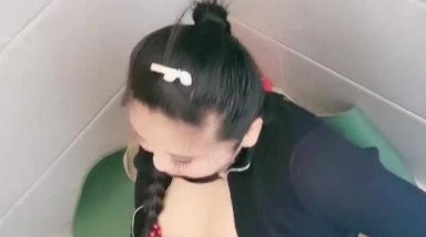 路边公厕勾搭陌生大哥激情啪啪，露脸骚逼公测自慰勾搭旁边蹲坑大哥口交大鸡巴，直接在厕所内啪啪，射屁股上