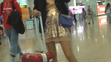 铁抄底打电话美女 四川美眉生气了 千里送逼都不来接 气的毛毛都跑出透明内内 还被她发现了