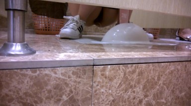 强拍脸4顶级福利资源厕拍圈内牛人大胆闯入女厕拍妹子方便时强拍脸强摸逼被发现翻车系列全是名场面