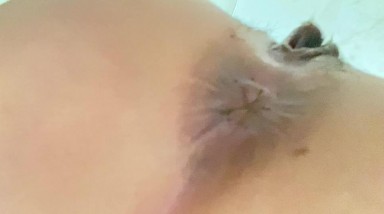 色胆包天坑神蹲守靓妹比较多的某商业购物广场女卫生间门口专挑气质漂亮的妹子下手拍脸还拍B美女分泌物挂B上好长也不掉