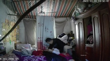 黑客破解家庭网络摄像头偷拍简陋蜗居的农民工小哥性欲强中午也要和媳妇啪啪