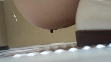 厕拍大神潜入商场偷拍 10位都是年轻小姐姐，其中一部高质量白靴子美女大号能清晰看到白带跟菊花外翻