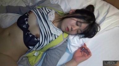 刚毕业入职实习期大奶单纯小嫩妹聚餐喝酒时被猥琐大哥套路酒水里加料昏倒带到宾馆扒光玩肏