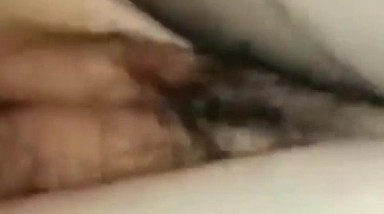 刚生完孩子的黑丝宝妈和人偷情 孩子还在一旁看着 哇哇叫 还说轻点都用上跳蛋了 操完还得用手抠 多骚啊