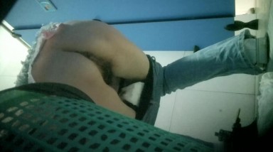 单位女厕偷拍漂亮美女同事的小黑B