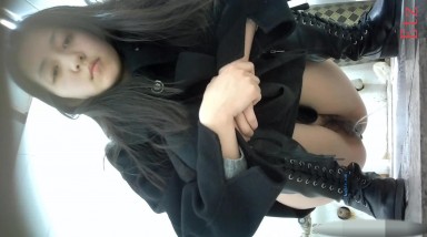 2021十二月私房最新流出高清全景厕拍  ETZ系列 盯着摄像头看的清纯妹