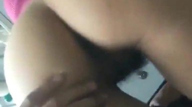 泡了个大学生学妹 今天邀请她到学校玩 直接在实验室脱下裤子摸逼逼 出水了再后入啪啪