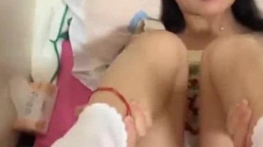 漂亮美眉太好看了 感觉挺文静 嘴里被塞着自己刚脱下的小白袜 都快被操哭了