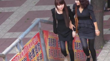 极品女神侧拍，小县城一路尾随跟踪 偷拍黑丝女神