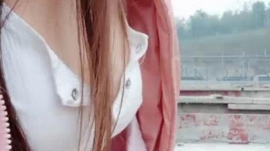 小骚妇大冬天户外勾搭大哥激情啪啪，漏出骚奶子揉捏掏出大哥鸡巴就开始舔真骚，让大哥后入爆草浪叫呻吟不断