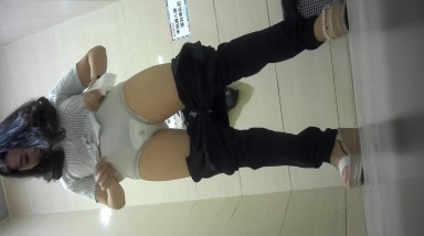 原版高画质，百里挑一，商场女厕偷拍的最好看的几个妹子之一卷发少妇 来大姨妈了