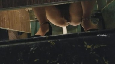 酒店一路踪偷拍美女经理的小黑鲍