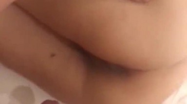 美女边操边跟男友语音聊天 都被操尿了 屁屁颤抖 捂着嘴也不敢发出浪叫 折磨人啊