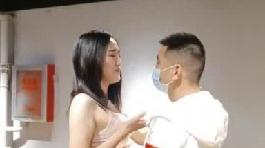 不一样的舞蹈老师，身材高挑又矫健的美艳舞蹈老师，趁着下课后的时间，在舞蹈室内和学院做活塞运动，啊啊啊响彻屋子