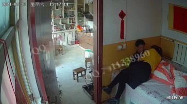 黑客破解家庭网络摄像头偷拍周六趁着家里没有其他人大伯哥和弟媳妇床上偷情摸逼吃奶准备开干来电话了