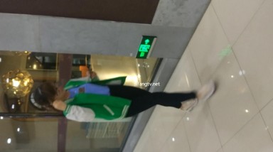 潜入商场一路跟踪偷拍 儿童艺术中心美女前台的小黑鲍
