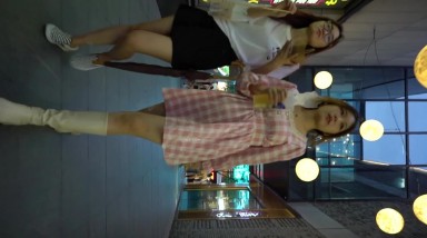 偷拍大师商圈美食街贴身CD个夏天居然还穿长靴超短粉裙骚货小姐姐性感透明内裤股沟和逼毛都清晰可见