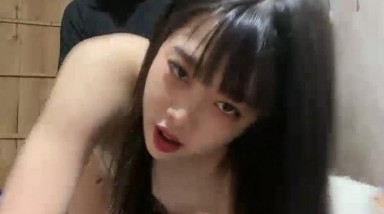 出租房里的小骚骚跟小哥激情啪啪，全程露脸激情上位套都不要小哥带，压在身下爆草看着好刺激，小骚货真带劲