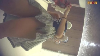 1月新流年轻美女聚集地游泳馆女客换衣淋浴间内部真实偸拍从下向上刁钻角度三点完美呈现有毛逼PK无毛逼