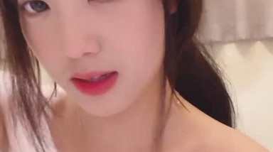 02年卡哇伊萌妹骚的很，性格活泼很会互动，掰开粉穴特写给你们看，两根手指猛扣，水声哗哗很敏感，扣弄几下就喷水