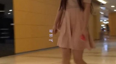 无内裙底偷拍之超罕见抄底高 颜 值漂亮妹子居然没有穿内=内就出来了，咋就这么过 瘾