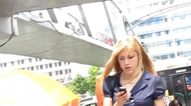 无内裙底偷拍之国内混的外国妞上街不穿内裤